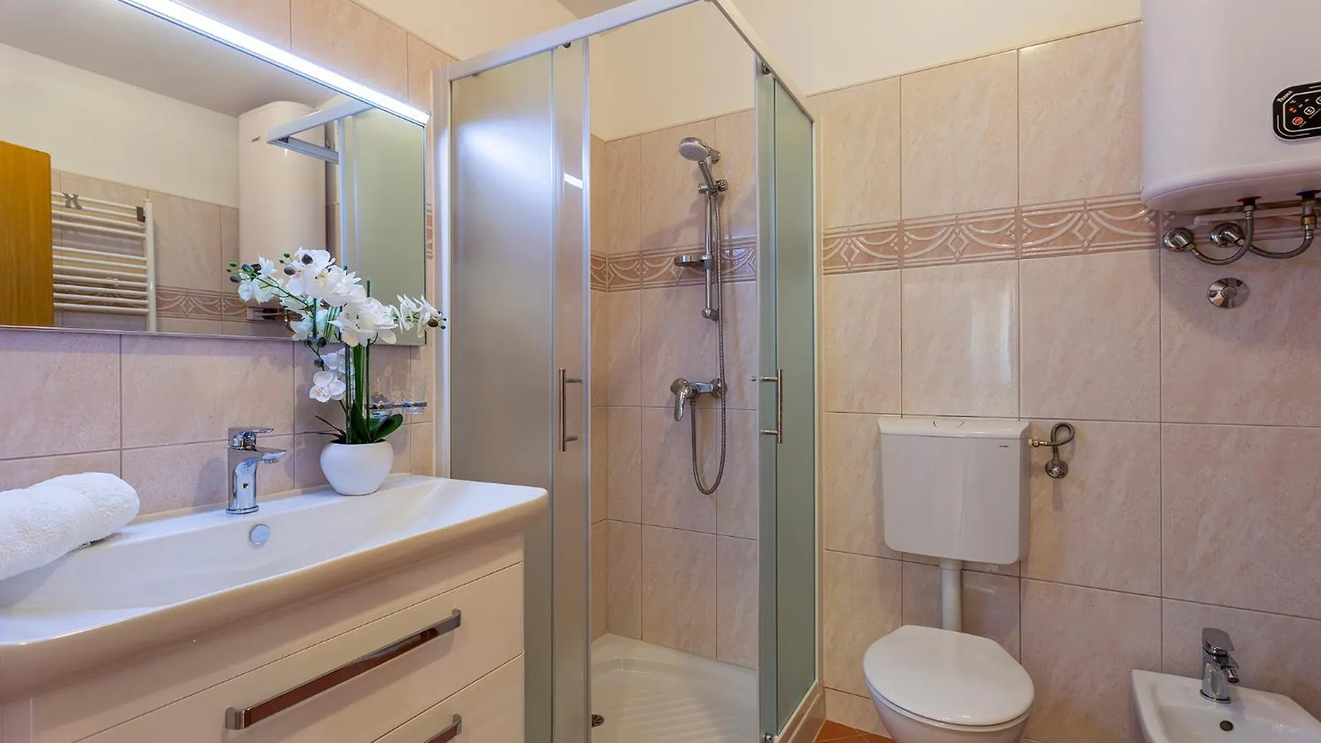 Elegant Villa With Private Pool And Stunning Garden In The Picturesque Village Of Brhanici Svetvinčenat 度假居