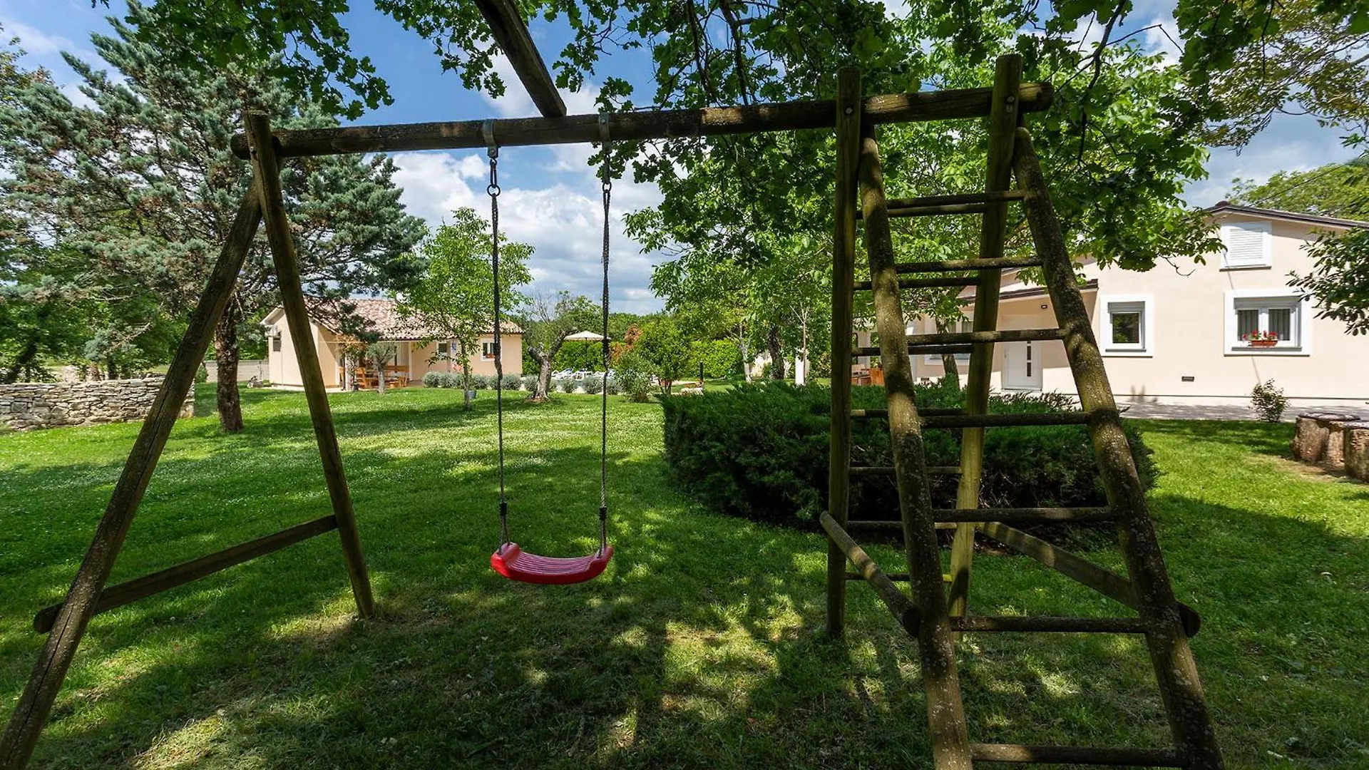 Elegant Villa With Private Pool And Stunning Garden In The Picturesque Village Of Brhanici Svetvinčenat 度假居