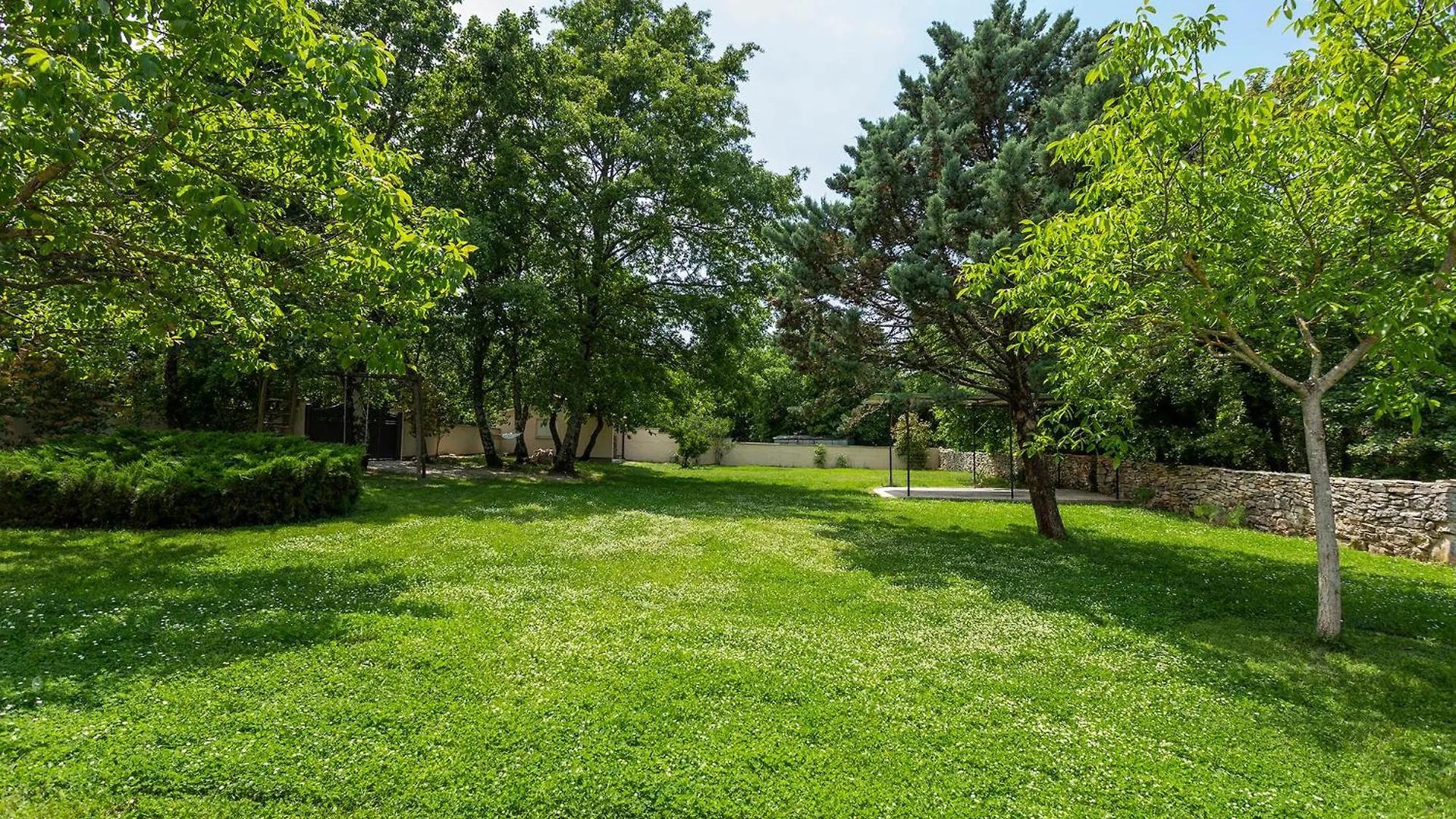 Elegant Villa With Private Pool And Stunning Garden In The Picturesque Village Of Brhanici Svetvinčenat 度假居