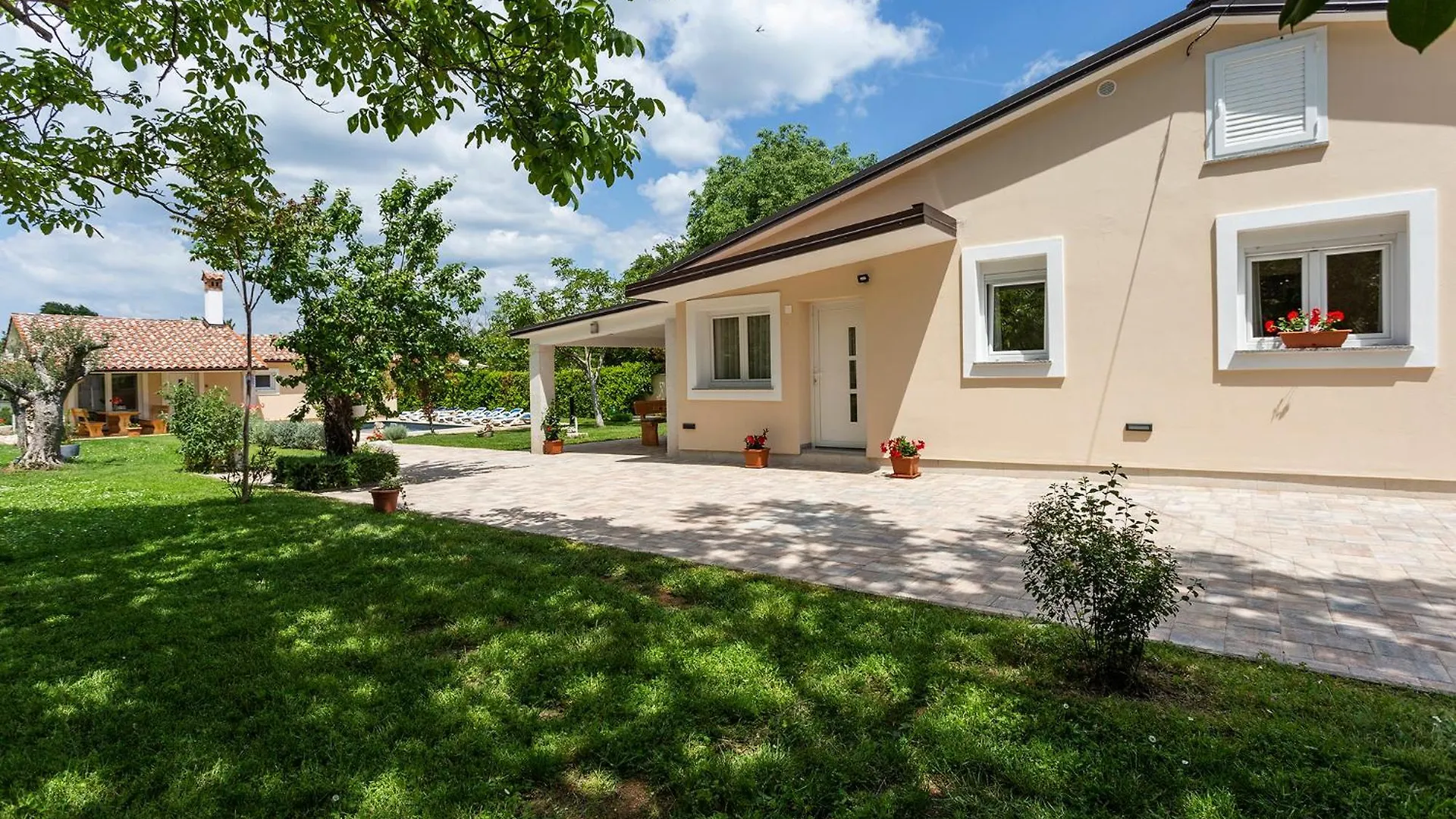 Elegant Villa With Private Pool And Stunning Garden In The Picturesque Village Of Brhanici Svetvinčenat 度假居